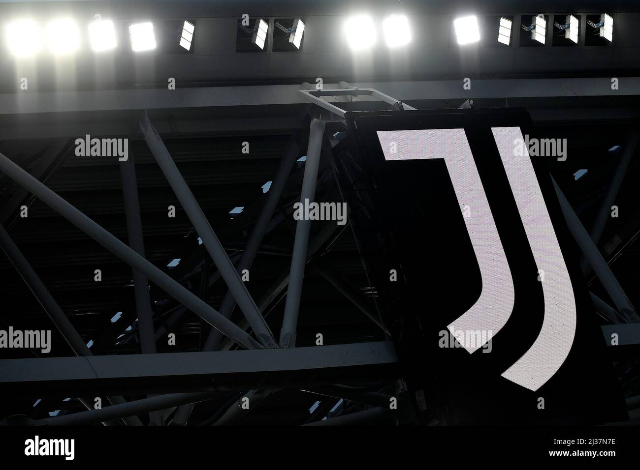 Le logo Juventus est visible lors du match de football 2021/2022 entre le Juventus FC et le FC Internazionale au stade Juventus de Turin (Italie), en avril Banque D'Images