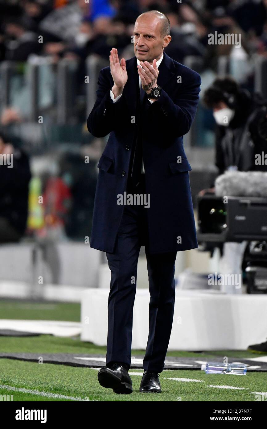 Massimiliano Allegri entraîneur de Juventus FC claps pendant la série Un match de football 2021/2022 entre Juventus FC et FC Internazionale à Juventus stad Banque D'Images