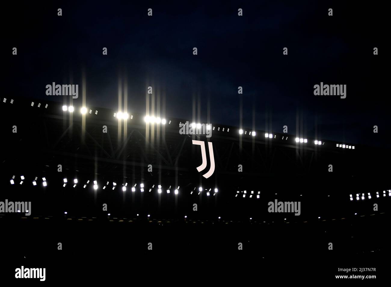 Le logo Juventus est visible lors du match de football 2021/2022 entre le Juventus FC et le FC Internazionale au stade Juventus de Turin (Italie), en avril Banque D'Images