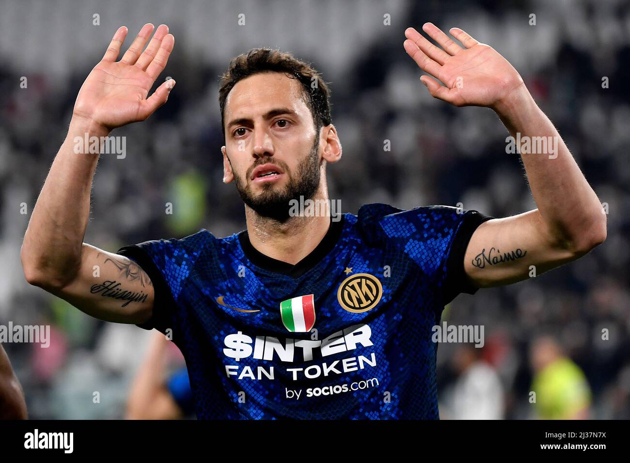 Hakan Calhanoglu du FC Internazionale célèbre après avoir mis en avant le but de 0-1 lors du match de football Serie 2021/2022 entre Juventu Banque D'Images