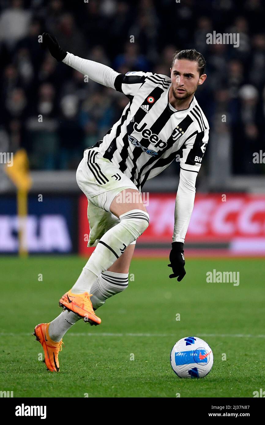 Adrien Rabiot de Juventus FC en action pendant la série Un match de football 2021/2022 entre Juventus FC et FC Internazionale au stade Juventus dans to Banque D'Images