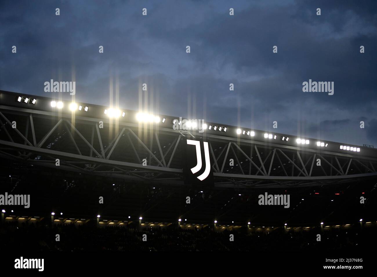 Le logo Juventus est visible lors du match de football 2021/2022 entre le Juventus FC et le FC Internazionale au stade Juventus de Turin (Italie), en avril Banque D'Images