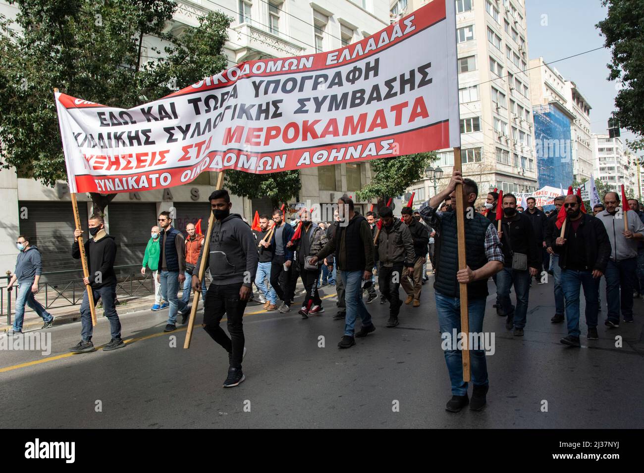 Athènes, Grèce. 6th avril 2022. Les manifestants marchent en criant des slogans contre le gouvernement. Des dizaines de milliers de personnes sont descendues dans les rues pour participer à une grève générale de 24 heures contre les bas salaires, la hausse du coût de la vie et la flambée des coûts énergétiques. (Credit image: © Nikolas Georgiou/ZUMA Press Wire) Banque D'Images