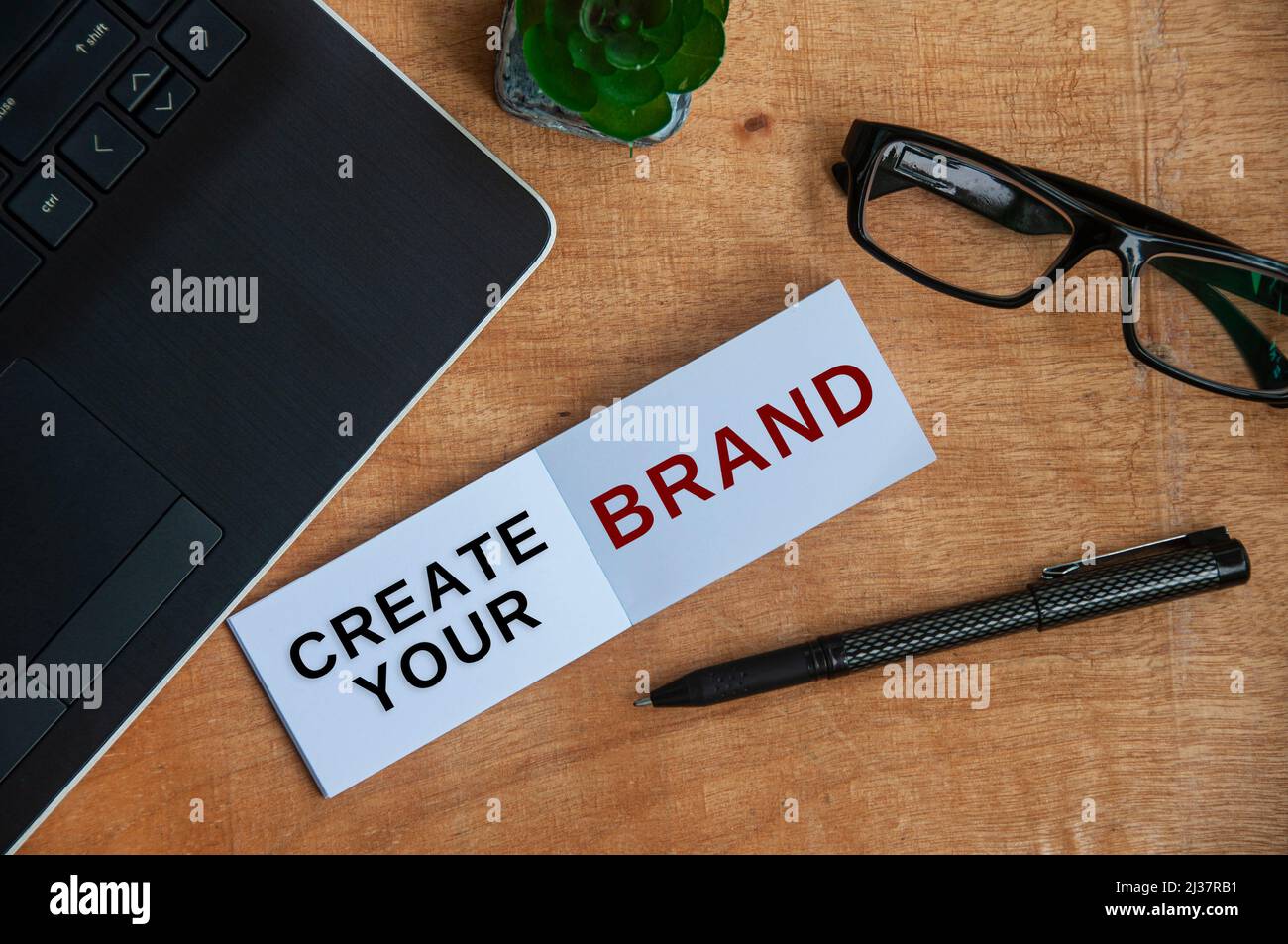 Élaborez le texte de votre marque sur la base de l'arrière-plan de la mise en place du bureau. Banque D'Images