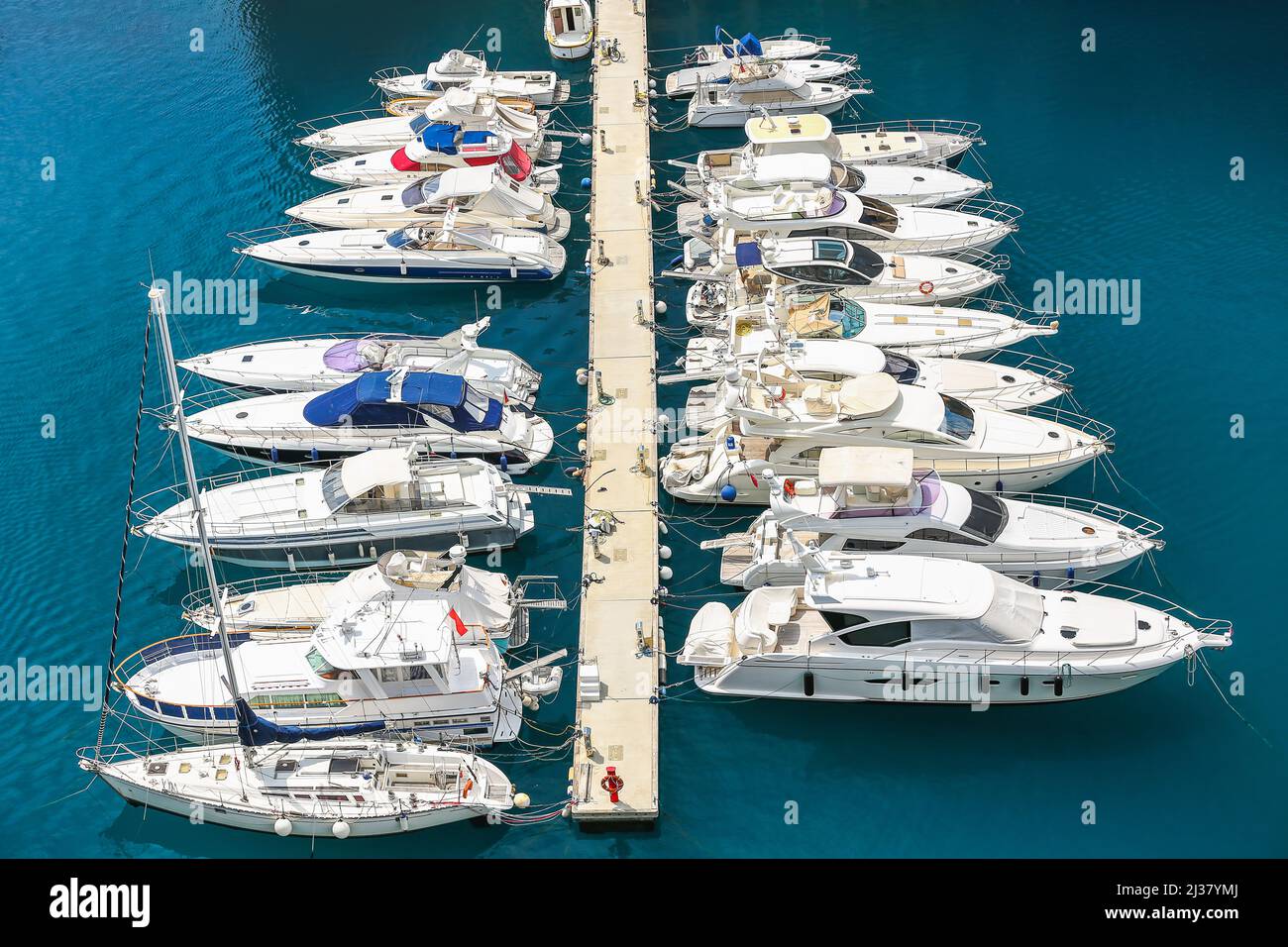 Yacht de voile en mer Méditerranée près de Côte d'Azur et Monaco Banque D'Images