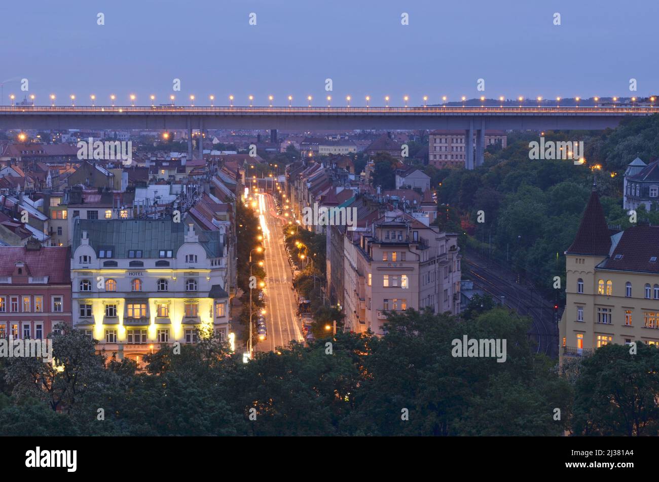 Structure moderne du pont de Nusle au crépuscule et propriétés résidentielles, Nusle Prague République Tchèque. Banque D'Images