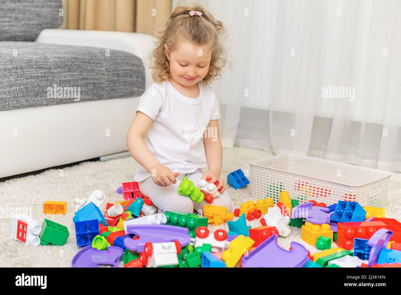 L'enfant joue avec le concepteur. Banque D'Images