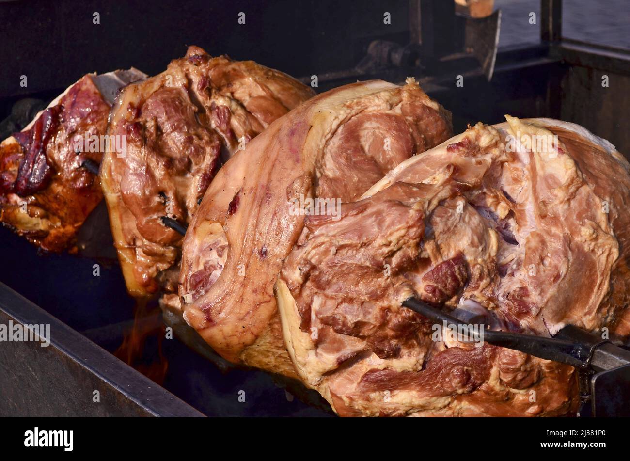 Torréfaction de jambon fumé sur le feu à ciel ouvert dans la vieille ville de Prague République tchèque. Banque D'Images