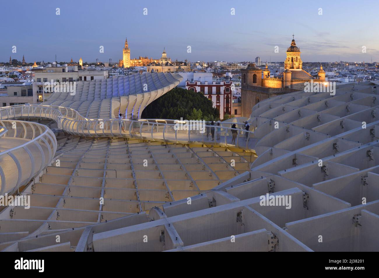 Vieille ville avec l'église historique de l'Annonciation et la cathédrale de Séville en arrière-plan, vue au crépuscule depuis le moderne Metropol parasol, Andalousie Espagne. Banque D'Images