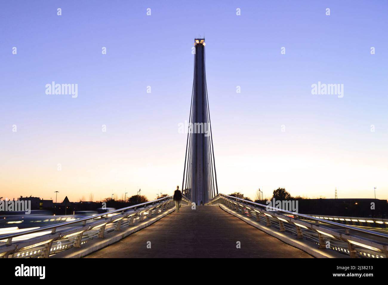 Passerelle piétonne moderne du pont Puente del Alamillo au crépuscule à Séville Andalousie Espagne. Conçu par l'architecte Santiago Calatrava. Banque D'Images