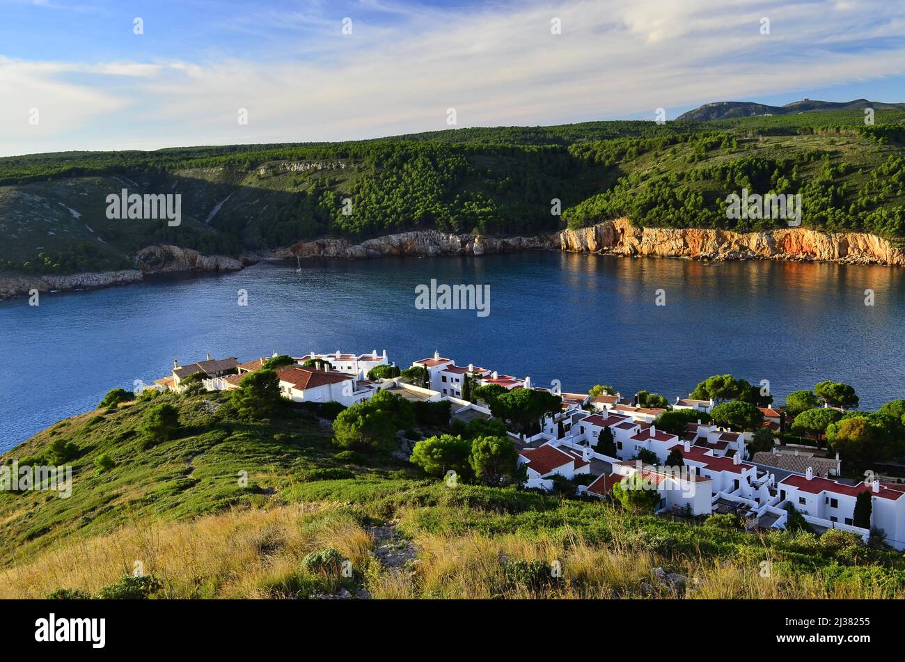 Propriétés résidentielles à flanc de colline de l'Escala sur la côte méditerranéenne, province de Gérone Catalogne Espagne. Banque D'Images
