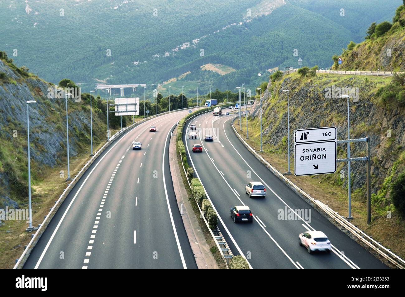 Autovía del Cantábrico - A8, autoroute principale de la région de Cantabrie, dans le nord de l'Espagne. Banque D'Images