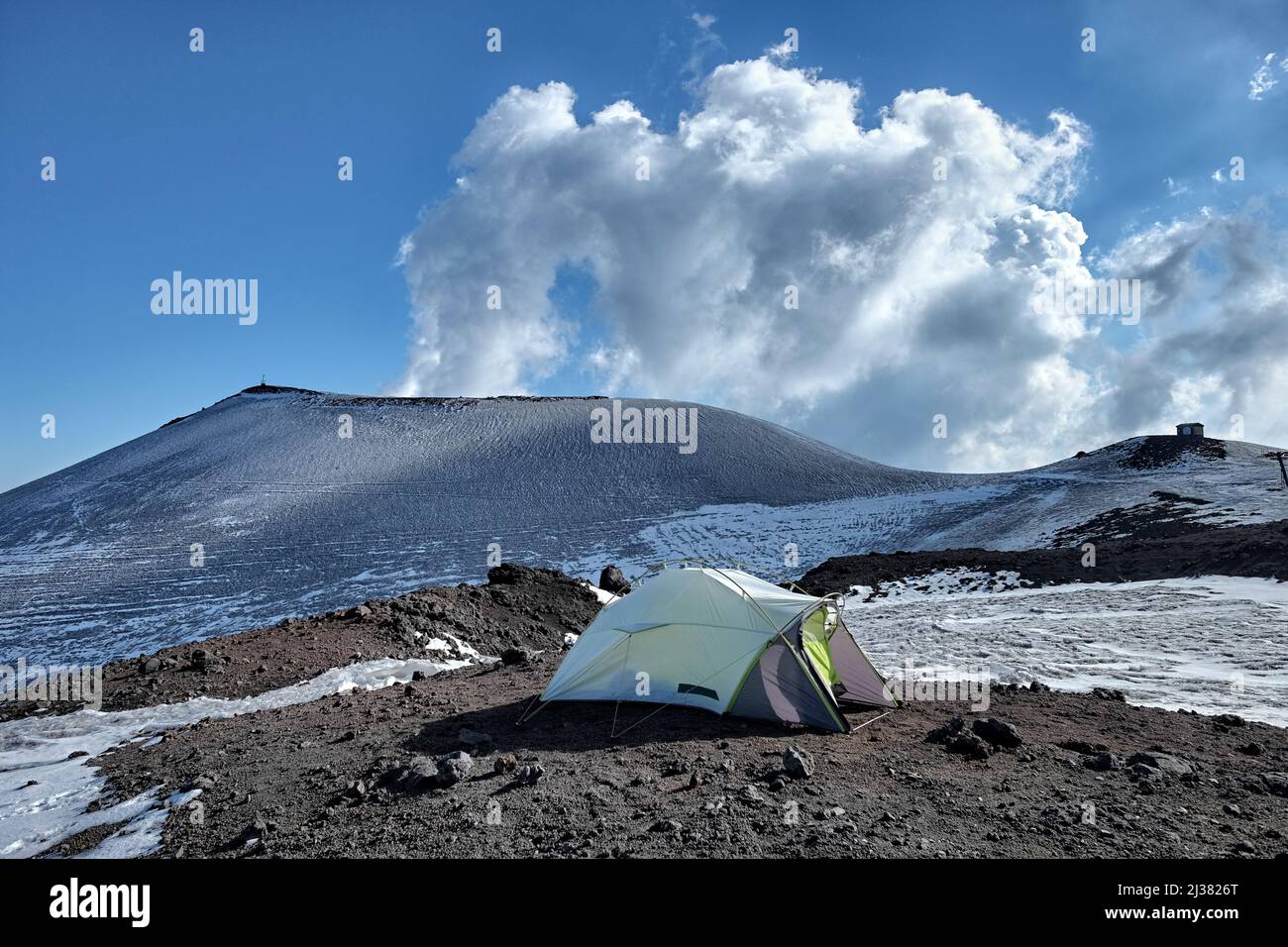 Camp sauvage sur la roche volcanique en hiver Etna Park, Sicile Banque D'Images