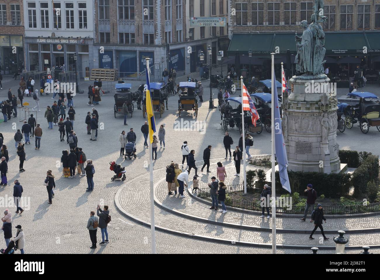 Des gens qui regardent un spectacle à la Grote Markt, Bruges, Belgique Banque D'Images