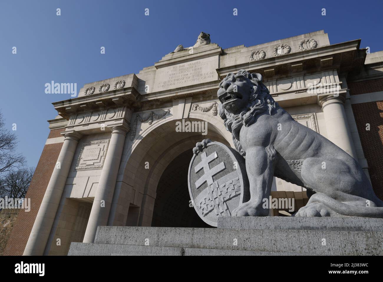 Arc commémoratif de la porte Menin, Ypres, Belgique, avec l'un des Lions Banque D'Images