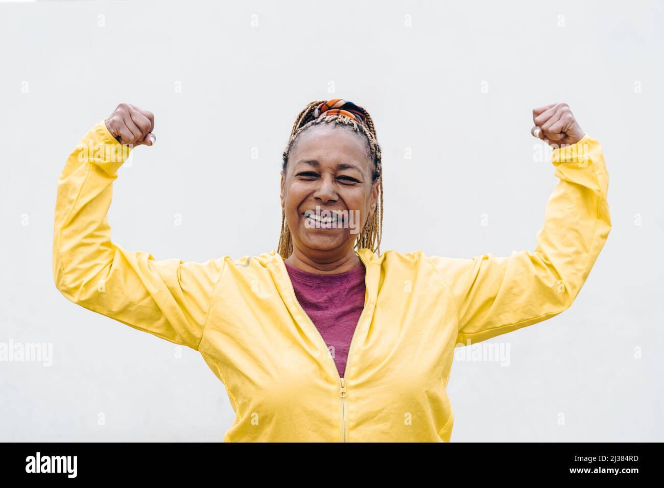 Femme africaine senior faisant de l'exercice de routine d'entraînement en extérieur - Focus sur le visage Banque D'Images