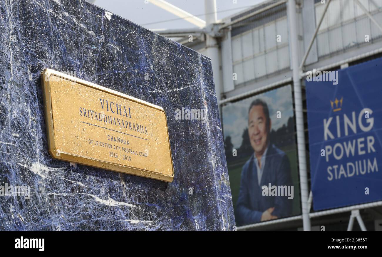 Une vue générale de la nouvelle statue de Vichai Srivaddhanaprabha, au stade King Power de Leicester. La famille de football de Leicester City s'est rassemblé lundi pour l'inauguration de la statue de Khun Vichai Srivaddhanaprabha - un hommage éternel à la figure la plus influente de l'histoire du football Club depuis 138 ans. Date de la photo: Mercredi 6 avril 2022. Banque D'Images