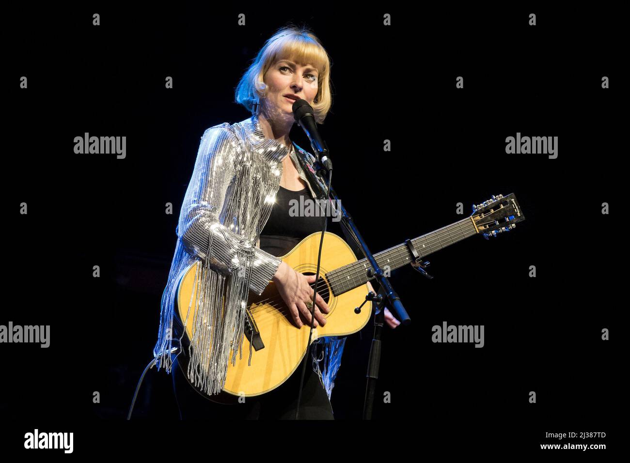 Toronto, Canada. 04th avril 2022. Jenn Grant, chanteur-compositeur canadien de pop basé à Halifax, en Nouvelle-Écosse, se produit à un spectacle complet au Massey Hall de Toronto. (Photo par Angel Marchini/SOPA Images/Sipa USA) crédit: SIPA USA/Alay Live News Banque D'Images