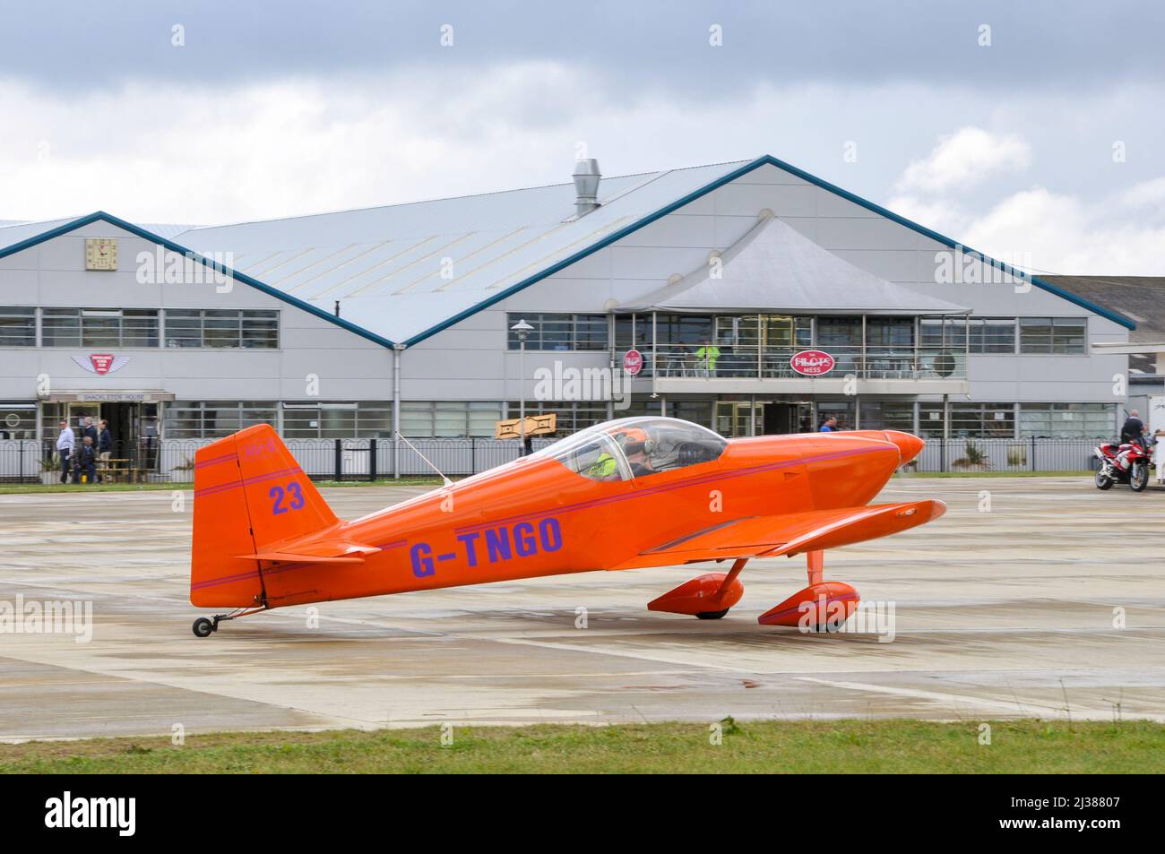 L'avion léger RV-6 de Van devant le mess du pilote et les bâtiments de l'aérodrome de Sywell, dans le Northamptonshire, au Royaume-Uni, pendant une course aérienne. Plan de course avec nombre Banque D'Images