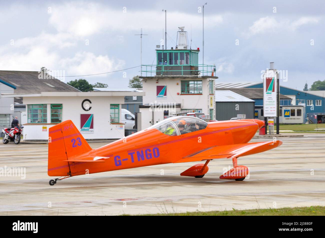 L'avion léger RV-6 de Van passe devant la tour de contrôle à l'aérodrome de Sywell, dans le Northamptonshire, au Royaume-Uni, pendant une course aérienne. Plan de course avec nombre Banque D'Images