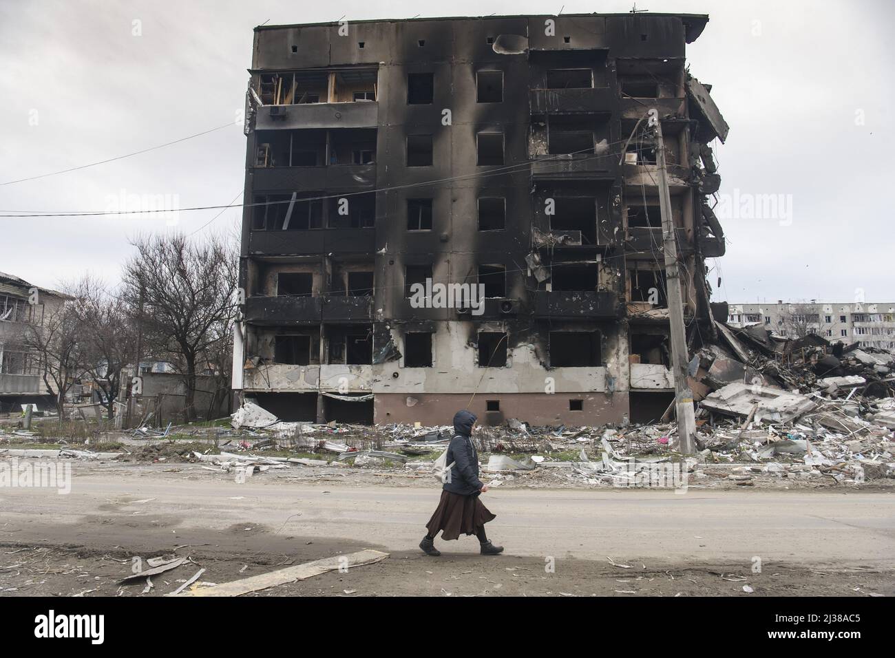 Borodianka, Ukraine. 06th avril 2022. Une femme ukrainienne passe devant des bâtiments détruits dans la ville de Borodianka, au nord-ouest de Kiev, le mardi 5 avril 2022. L'UE a déclaré le 4 avril 2022 qu'elle discutait d'urgence d'une nouvelle série de sanctions contre la Russie, car elle condamnait les « atrocités » signalées dans les villes ukrainiennes qui ont été occupées par les troupes de Moscou. Photo de Vladyslav Musienko/UPI crédit: UPI/Alay Live News Banque D'Images