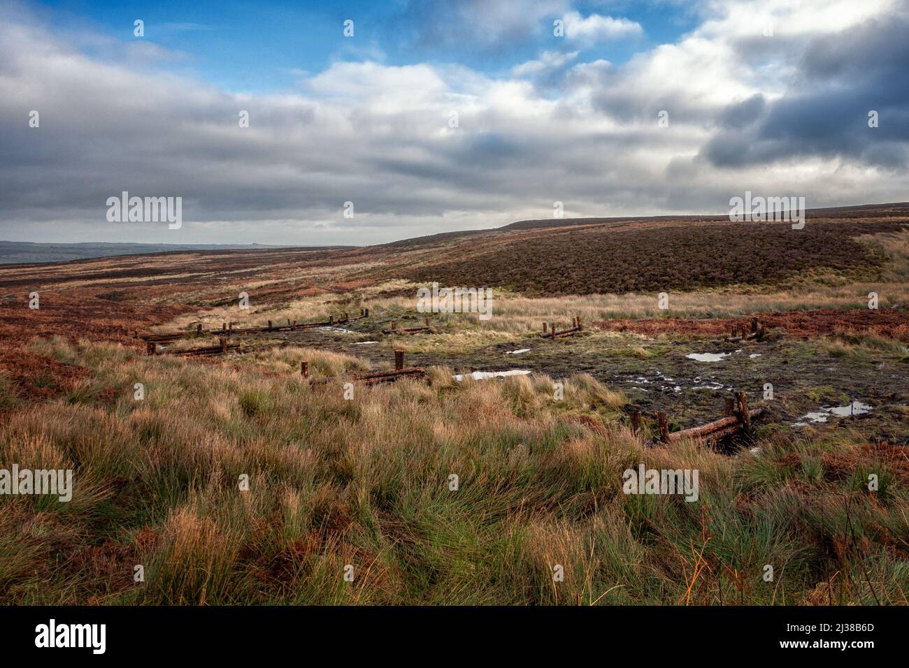 Barrières installées pour bloquer les fossés de drainage sur la lande d'Ilkley afin de régénérer les tourbières et la mousse de sphagnum, West Yorkshire, Angleterre, Royaume-Uni Banque D'Images