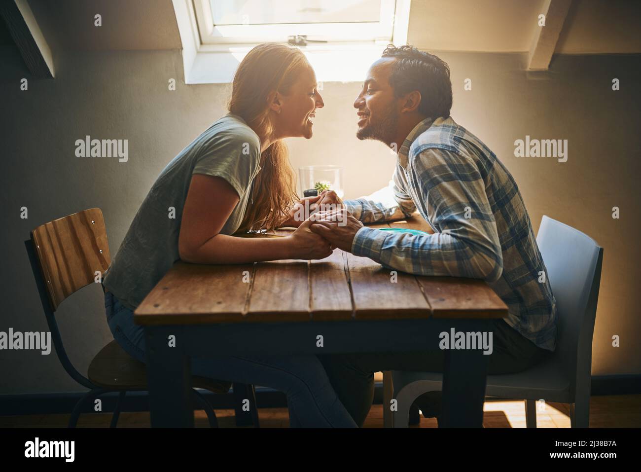 Puis-je emprunter une promesse de baiser mal le donner en arrière. Photo d'un jeune couple qui passe du temps ensemble dans un café. Banque D'Images