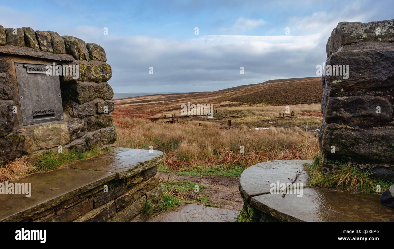 Le siège de Poésie où des barrières ont été installées pour bloquer les fossés de drainage sur la lande d'Ilkley afin de régénérer les tourbières et la mousse de sphagnum, Yo Ouest Banque D'Images