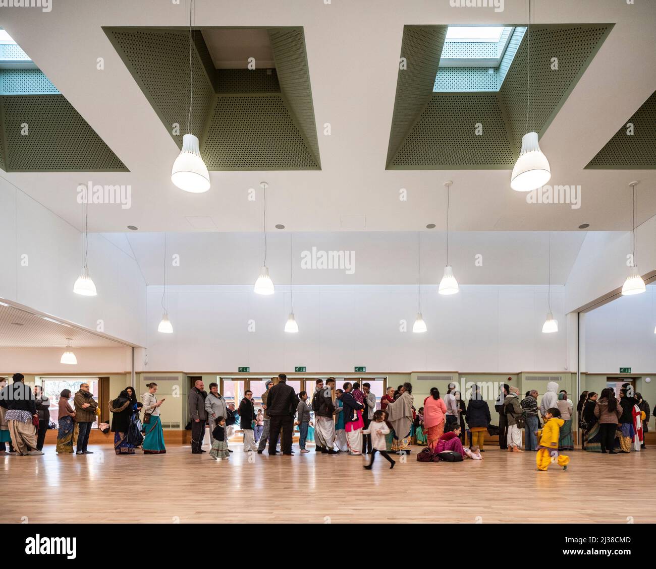 Salle à manger - faire la queue pour le déjeuner. Bhaktivedanta Manor Haveli, Watford, Royaume-Uni. Architecte: Cottrell + Vermeulen Architecture Ltd, 2021. Banque D'Images