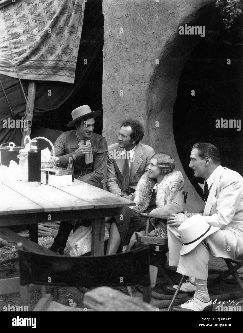 GARY COOPER en costume pour LES CARAVANES DE COMBAT (sorti en 1931) visite un lieu à proximité en 1930 où le directeur RICHARD WALLACE RUTH CHATTERTON et PAUL LUKAS filmiaient LE DROIT D'AIMER 1930 pour Paramount Pictures Banque D'Images