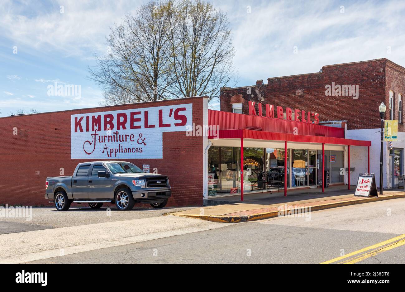 FORT MILL, S.C.-2 AVRIL 22 : magasin de meubles et d'appareils électroménagers Kimbrell sur la rue main, bâtiment et panneaux. Banque D'Images