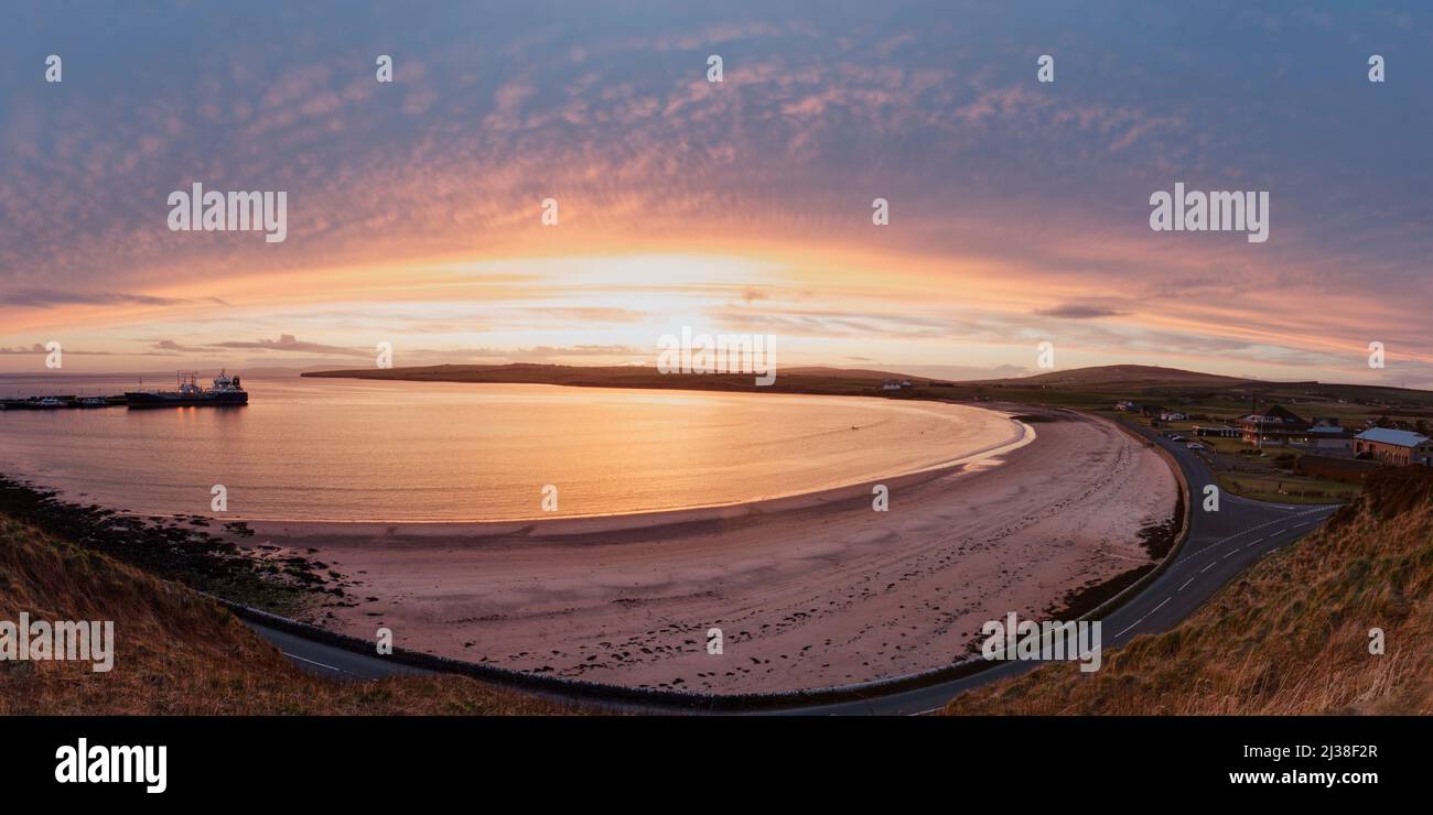 Coucher de soleil sur la baie de Scapas, Orcades Banque D'Images