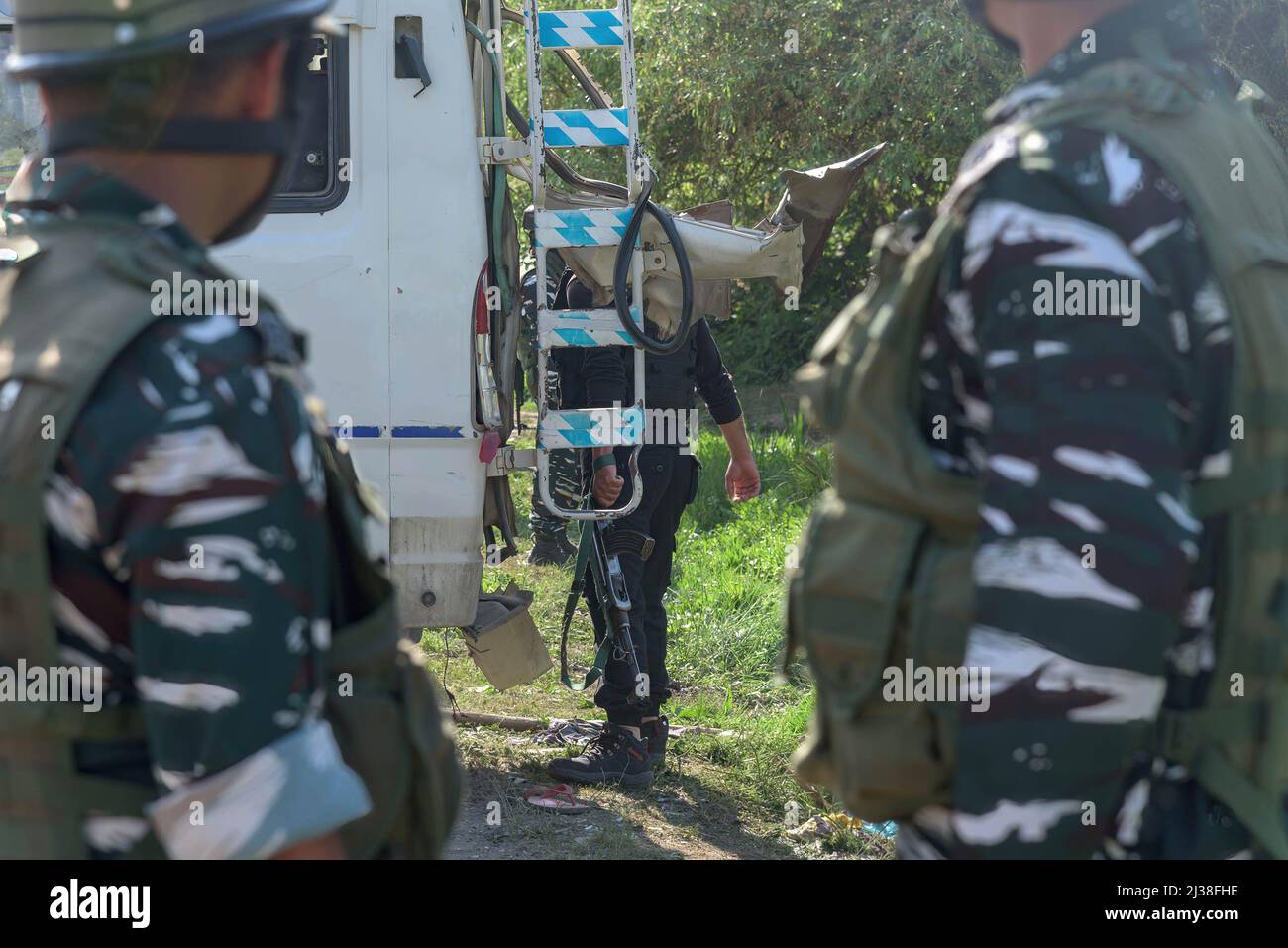 Srinagar, Inde. 06th avril 2022. Les forces indiennes inspectent un véhicule Tempo partiellement endommagé suite à un soupçon de souffle de cylindre dans une aire de stationnement à l'extérieur du jardin de tulipes à Srinagar. (Photo par Irrees Abbas/SOPA Images/Sipa USA) crédit: SIPA USA/Alay Live News Banque D'Images