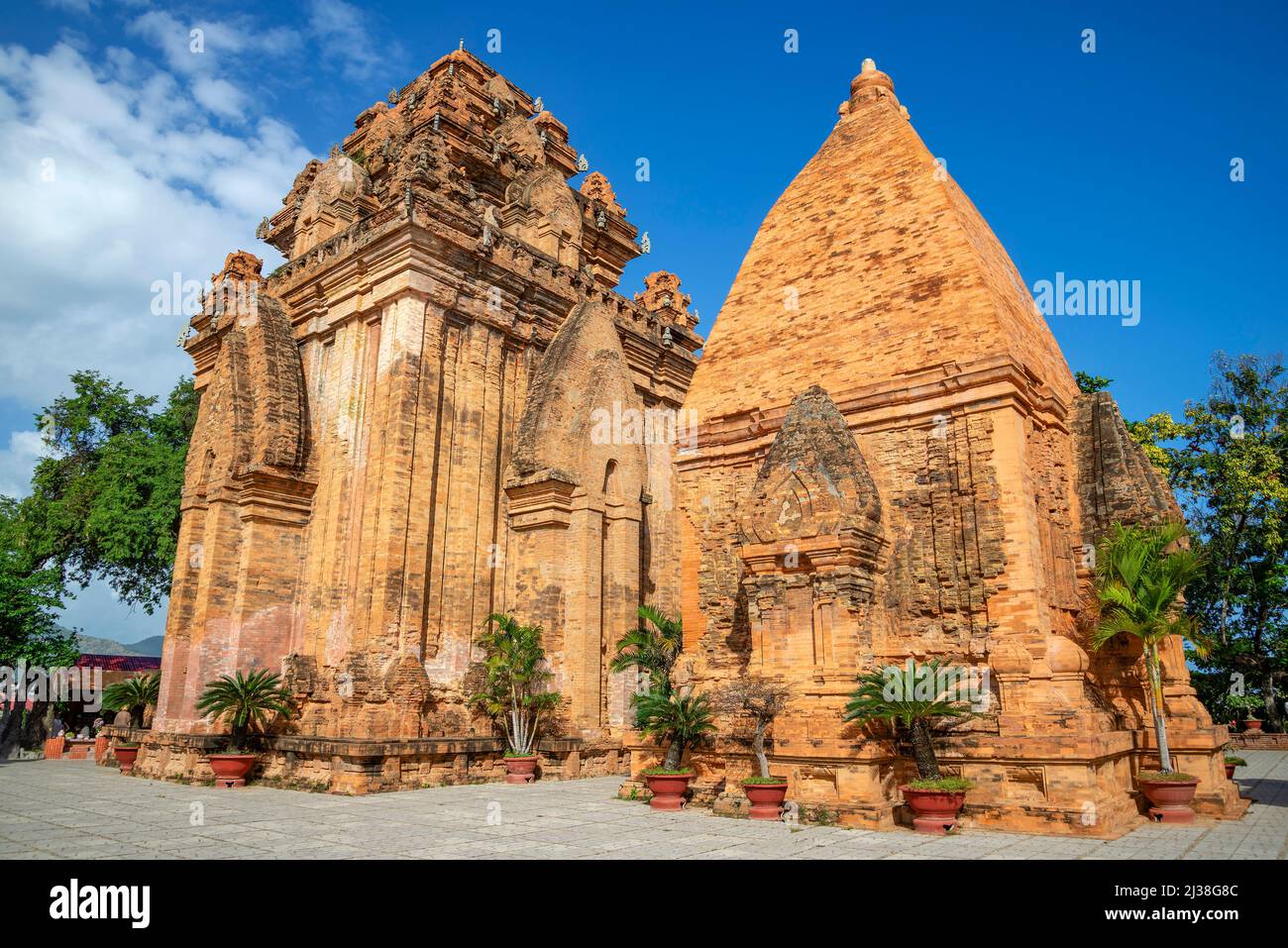 Deux anciennes tours Chaam du temple du complexe po Nagar par une journée ensoleillée. Nha Trang, Vietnam Banque D'Images