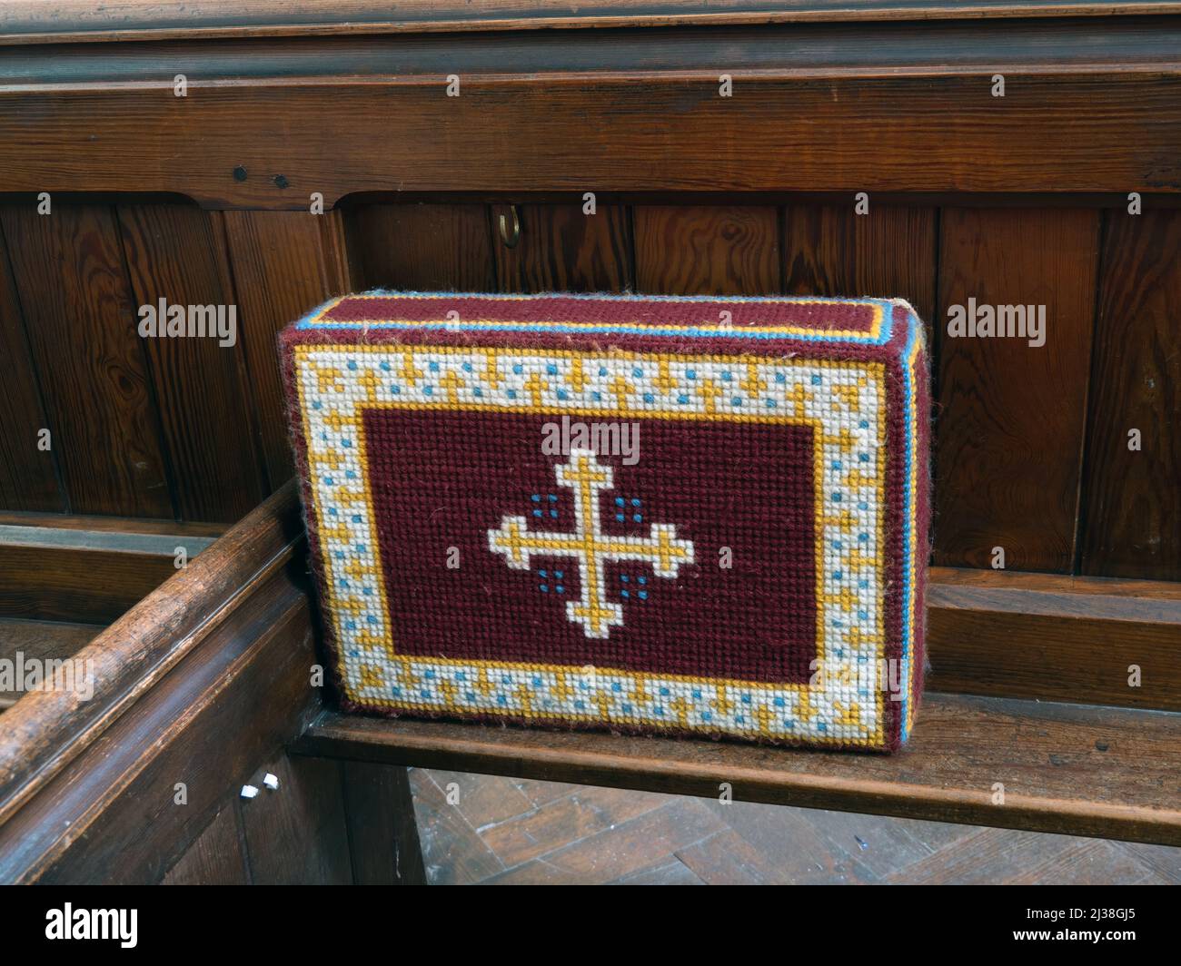 Église agenouillée sur un pew en bois, pour la prière chrétienne. Banque D'Images