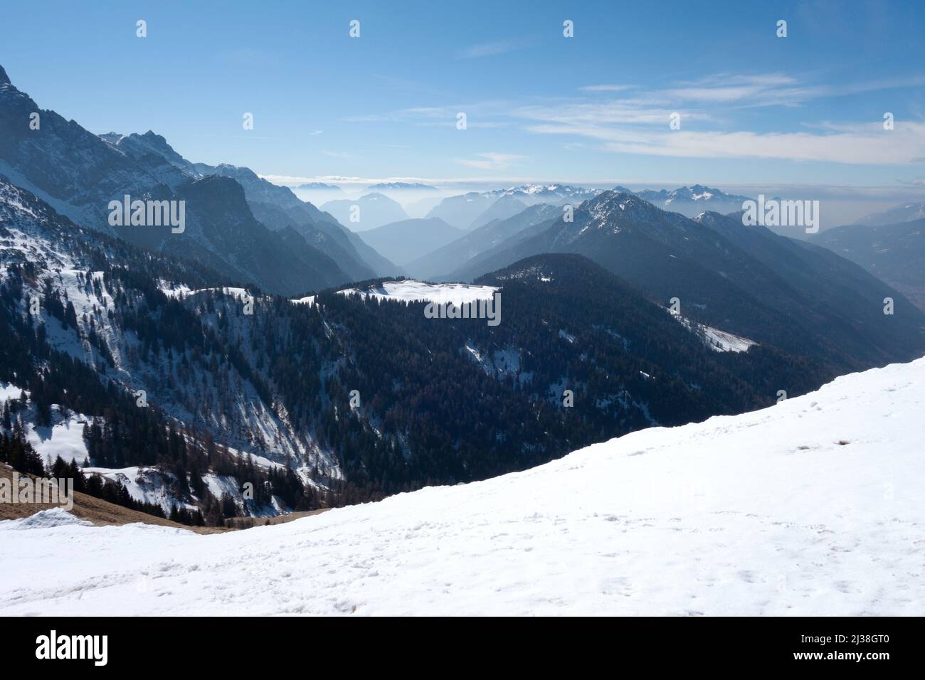 Dolomites Italie paysage de montagne; Une vue sur la neige couverte Dolomites dans le nord de l'Italie à la fin de l'hiver - montagne et paysage de neige Italie. Banque D'Images