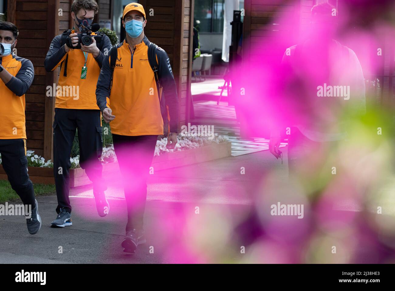 Melbourne, Australie. 06th avril 2022. Daniel Ricciardo d'Australie et McLaren dans le paddock lors des préparatifs avant le Grand Prix d'Australie 2022 au circuit du Grand Prix d'Albert Park. Crédit : SOPA Images Limited/Alamy Live News Banque D'Images