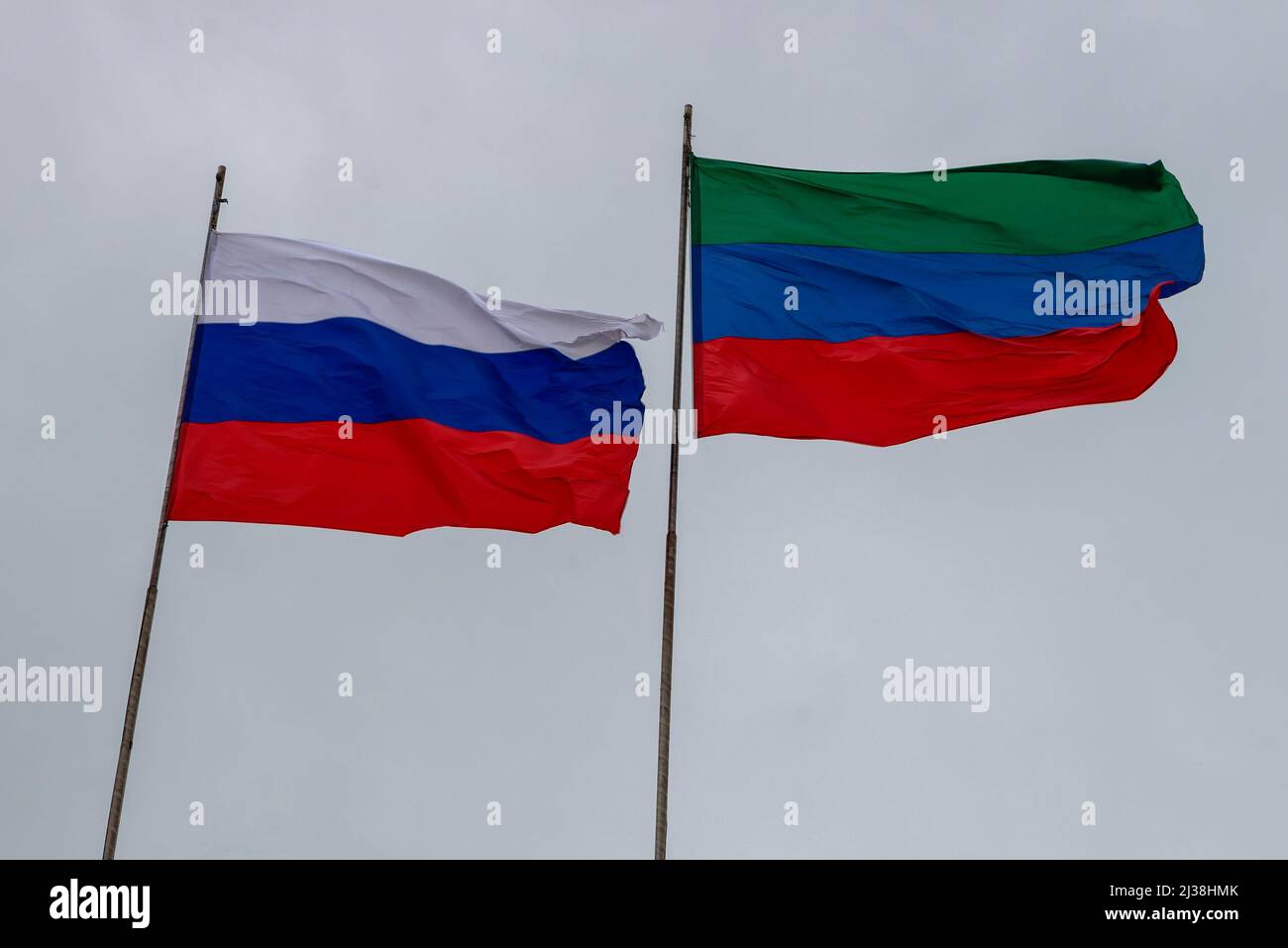 Drapeaux de la Fédération de Russie et de la République du Daghestan en gros plan Banque D'Images