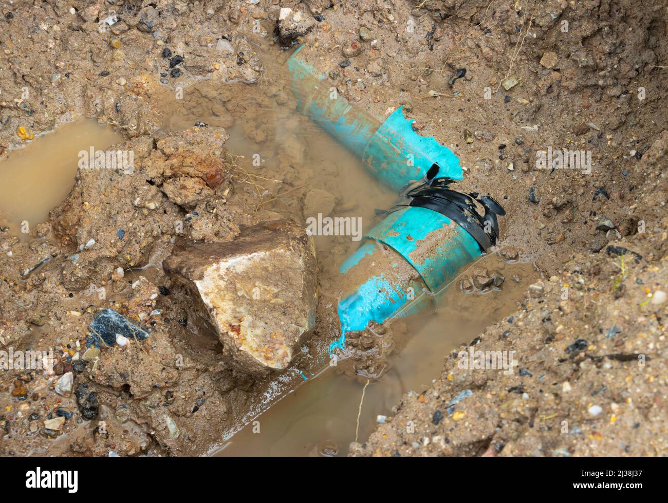 tuyauterie en plastique cassée dans le trou et eau en attente de réparation Banque D'Images