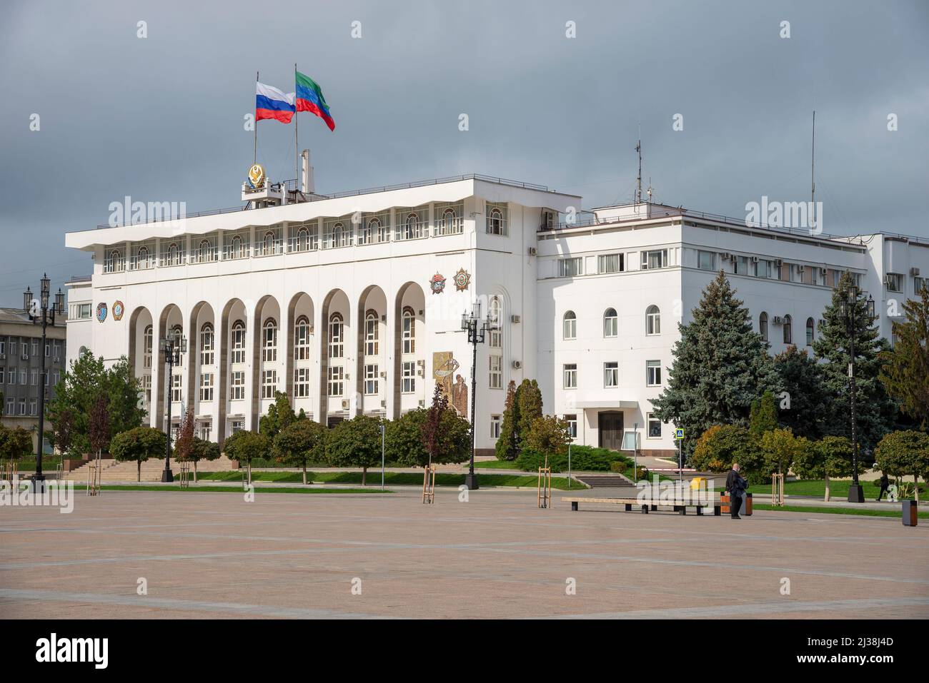 MAKHACHKALA, RUSSIE - 24 SEPTEMBRE 2021 : le bâtiment du gouvernement de la République du Daghestan, soirée d'automne. Makhachkala Banque D'Images