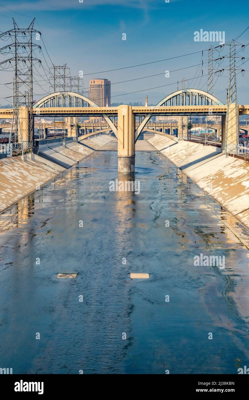 Sixième Street Bridge au-dessus de la rivière LA à Los Angeles en Californie Banque D'Images