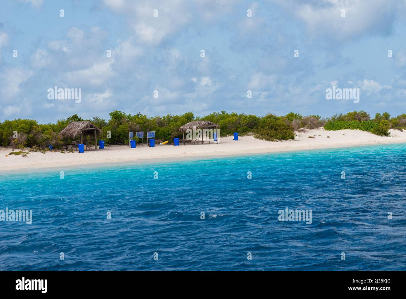 Vue sur l'île désertique en bord de mer de Klien Bonaire Banque D'Images