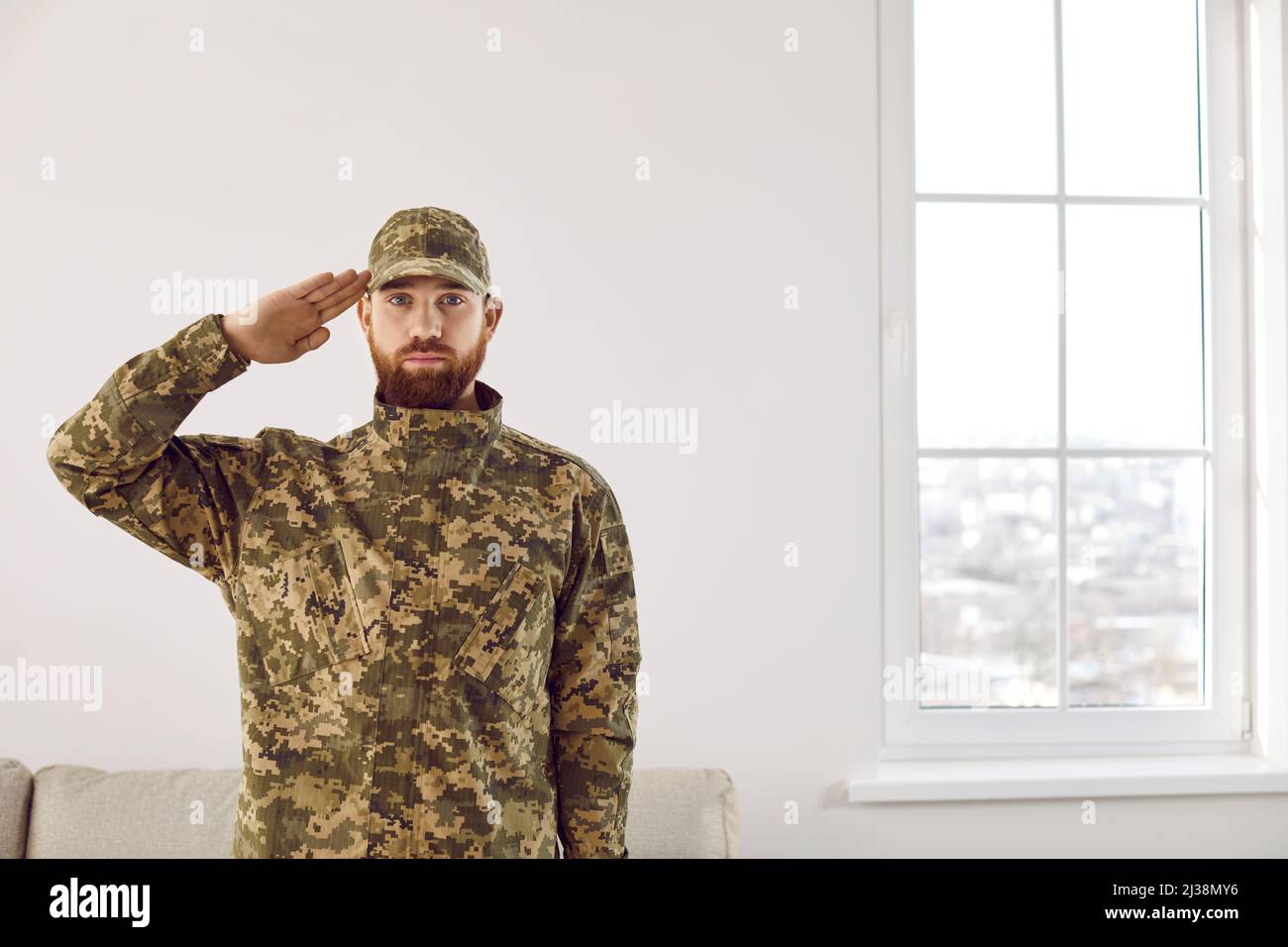 Portrait d'un soldat en train de saler en faisant un geste de la main Banque D'Images