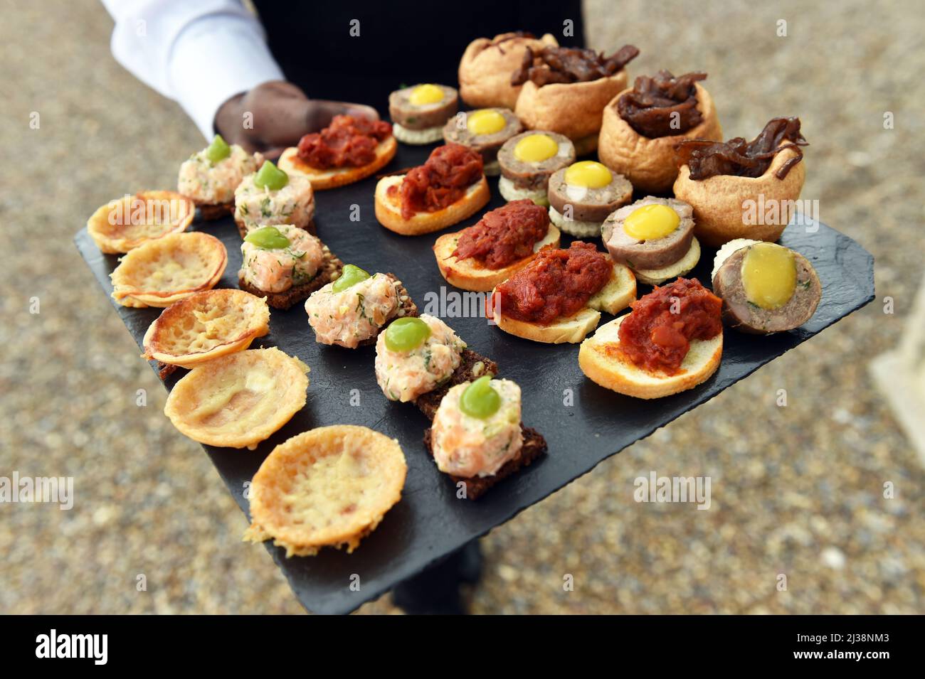 Plateau de canapés lors d'une fête de boissons de mariage UK servi par un serveur Banque D'Images
