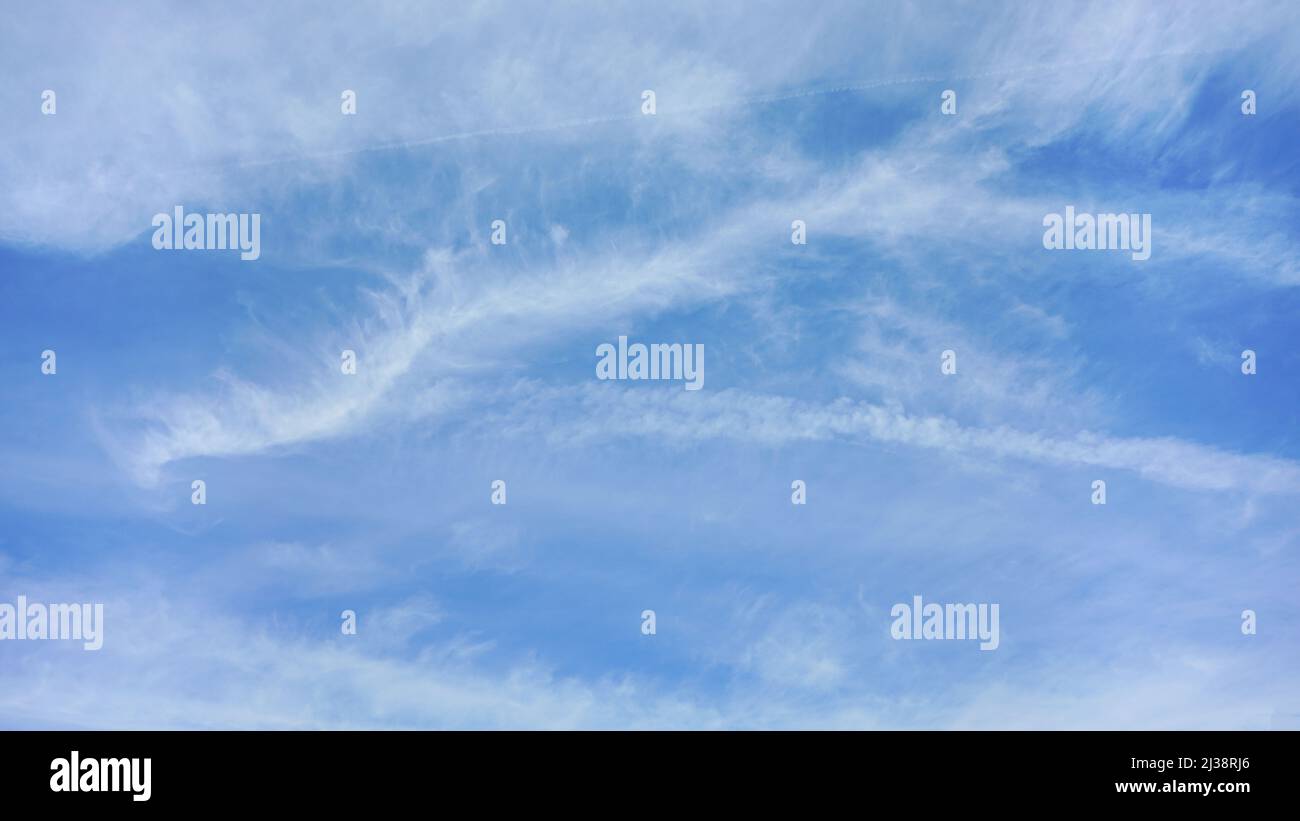 Nuages blancs sur un ciel bleu adaptés pour le fond ou le remplacement du ciel. Banque D'Images
