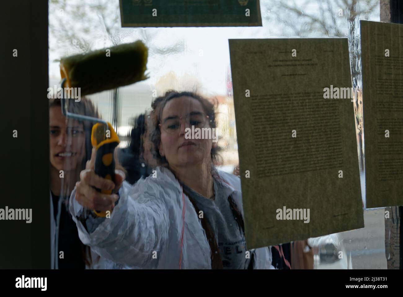 Turin, Italie. 6th avril 2022. Extinction les militants de la rébellion collent le rapport 6th du GIEC sur les portes du Bureau de la région du Piémont dans le cadre de la mobilisation de la rébellion scientifique sur tous les continents avec plus de 1000 scientifiques et universitaires impliqués. Credit: MLBARIONA/Alamy Live News Banque D'Images