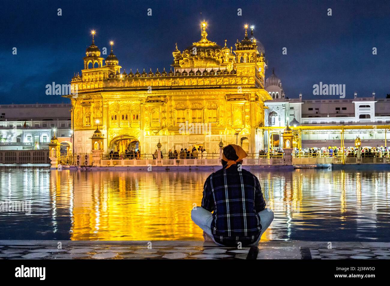 AMRITSAR, INDE - 23 FÉVRIER 2013 : les gens admirent le Harimandir Sahib au complexe du temple d'Or, Amritsar - Inde Banque D'Images