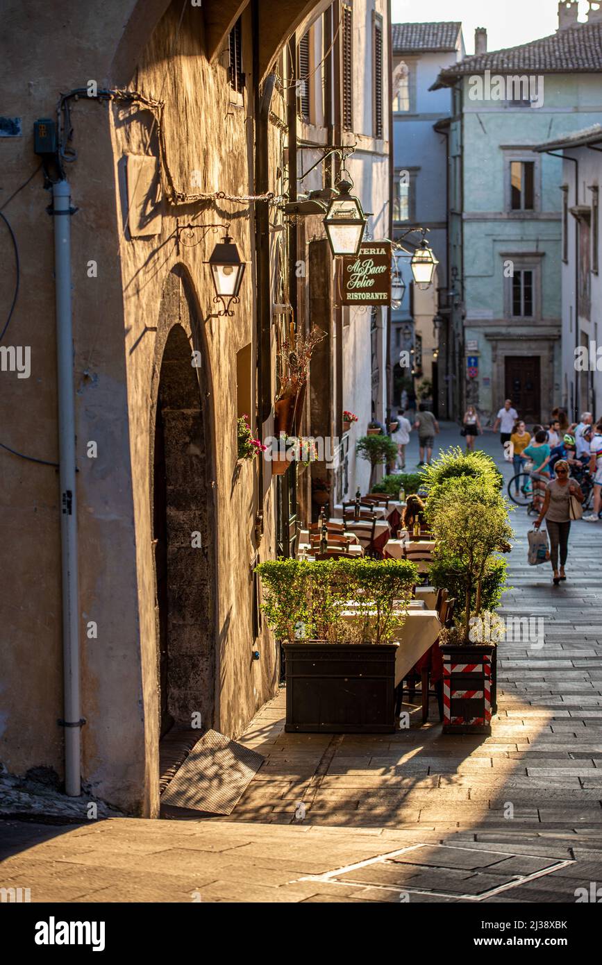 Petit restaurant en plein air dans la vieille ville de Spoleto, Ombrie, Italie Banque D'Images