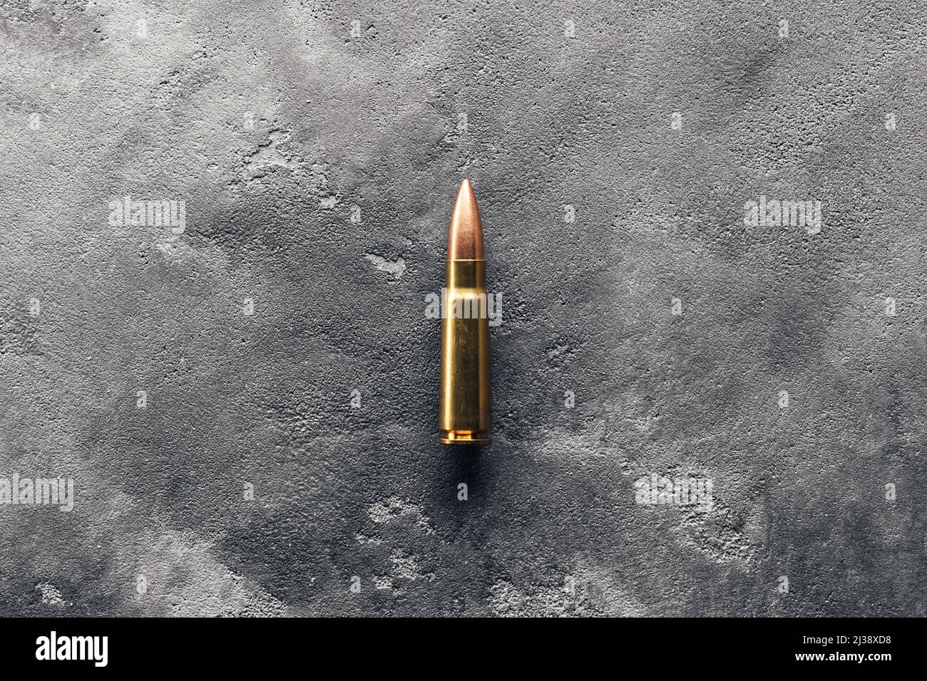 Puce sur fond gris. Cartouche calibre 7,62 pour fusil d'assaut Kalashnikov Banque D'Images