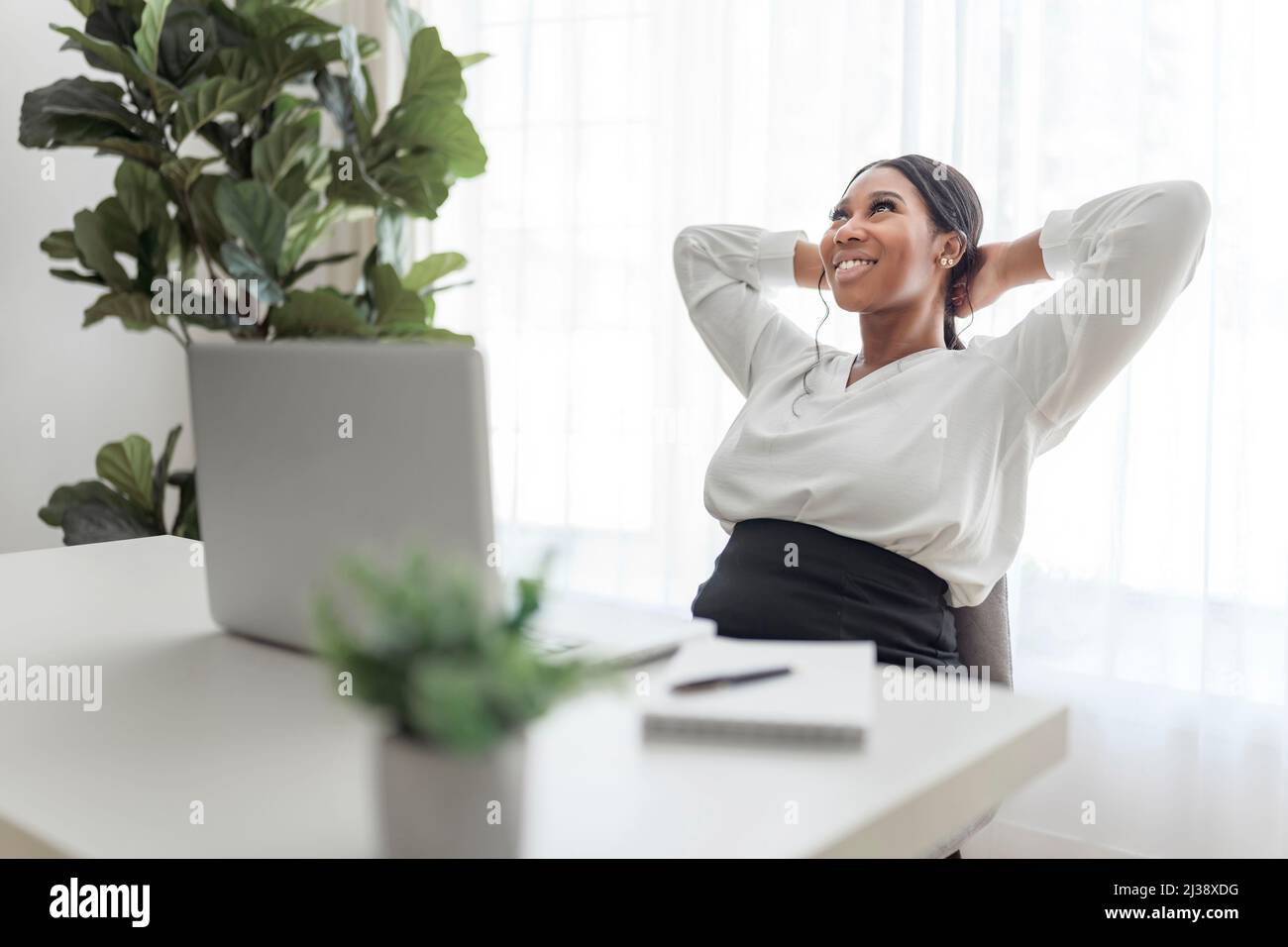 Jeune succès, femme d'affaires afro-américaine travaillant sur un ordinateur portable au bureau à domicile Banque D'Images